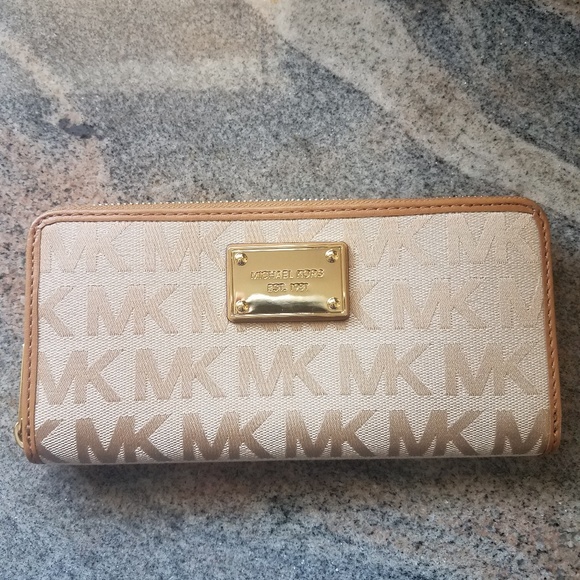 Michael Kors Handbags - **TODAY ONLY **Michael Kors Wallet